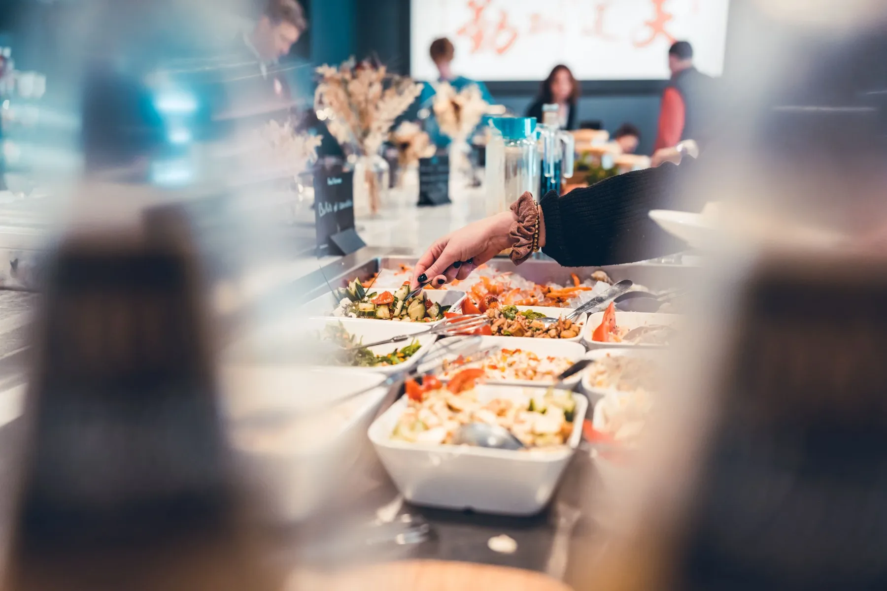 Service au buffet d'entrées
